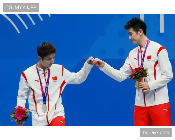 李诗沣刚从馆里出来，背的包比我一个月工资还扎心